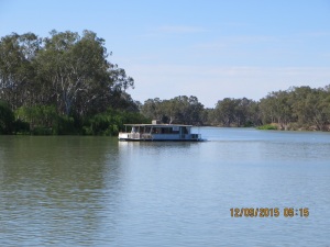 A passing house boat at the Renmark Caravan Park